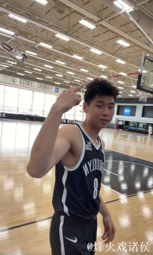 崔永熙新赛季身披8号球衣 官方身高确定为1米98 崔永熙新赛季身披8号球衣 官方身高确定为1米98